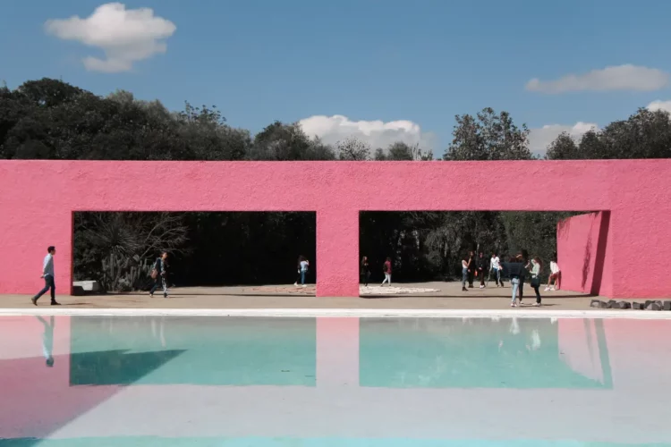 Luis Barragán: La Maestría del Color y la Espacialidad en la Arquitectura
