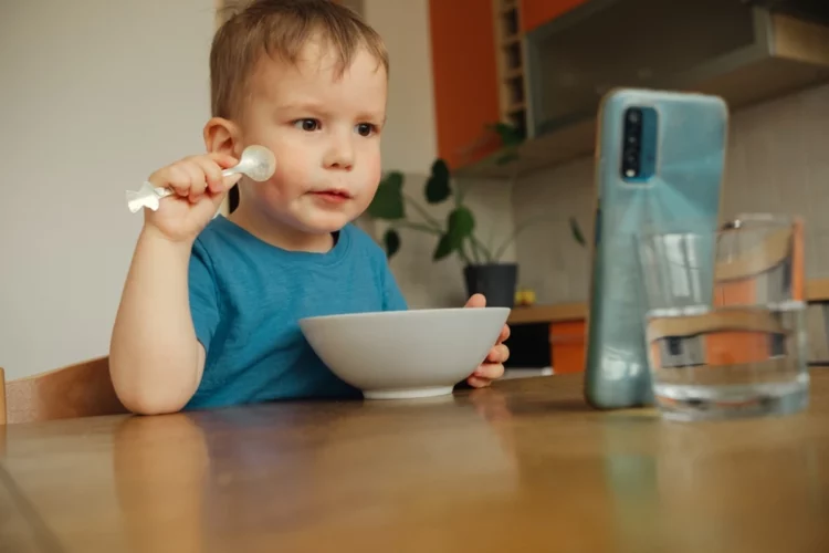 Limitar el uso de dispositivos electrónicos en los niños es benéfico para su salud