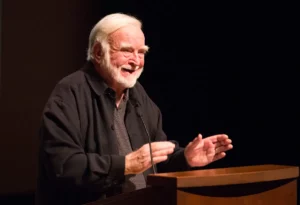 Mihaly Csikszentmihalyi en el podio dando una conferencia