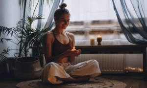 Vela | muchacha sentada | honrar a los que ya no están | Que Onda