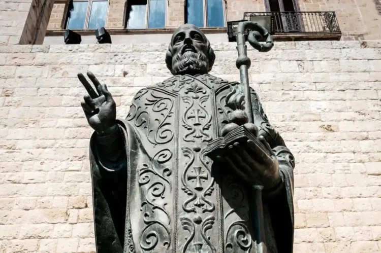 San Nicolas de Bari afuera de la catedral de Bari, Italia