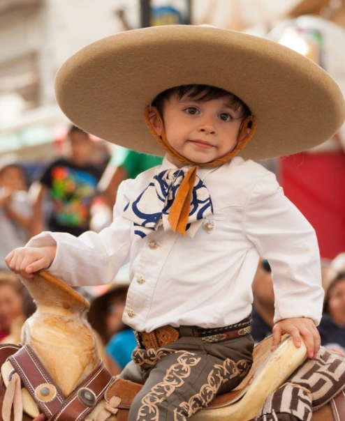 Niño Mexicano celebrando el festival de charros | Qué Onda