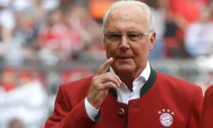 ChatGPT La leyenda del Bayern, Franz Beckenbauer, está en el campo antes del partido de fútbol de la primera división alemana de la Bundesliga contra el SC Freiburg en Múnich | Qué Onda
