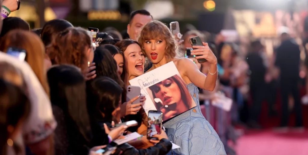 Taylor Swift se toma una selfie con una fan que asistió al concierto de la Gira de Eras de Taylor Swift | Qué Onda