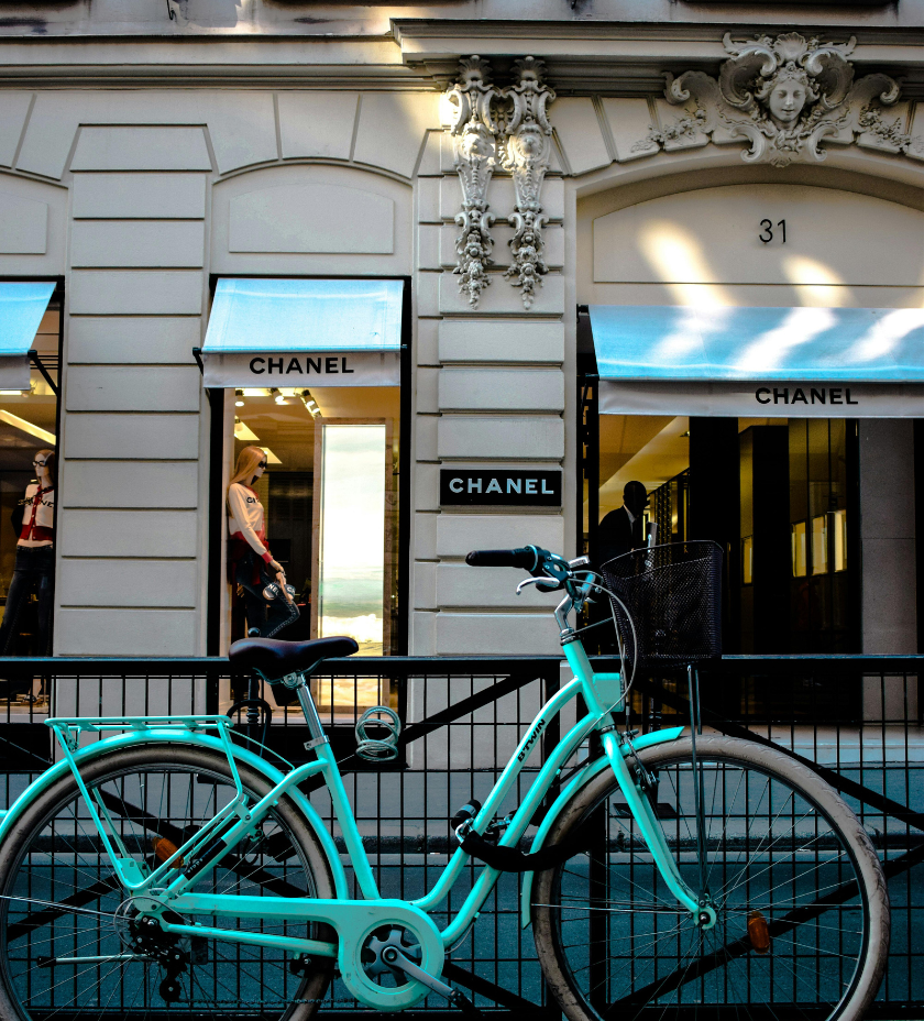 Bici en frente a la tienda de Chanel en París | Qué Onda