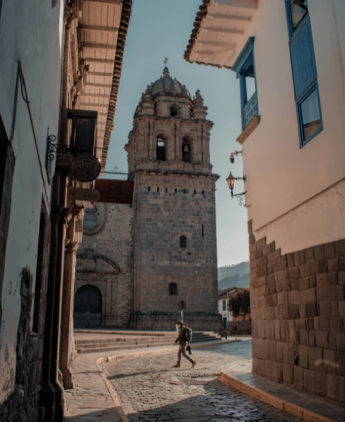 Callejón de calle empedrada en Cusco | Perú | Qué Onda