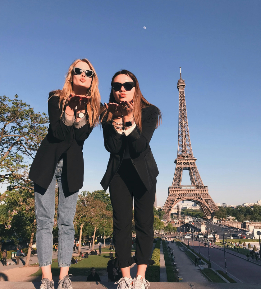 Chicas posando cerca de la Torre Eiffel | Qué Onda