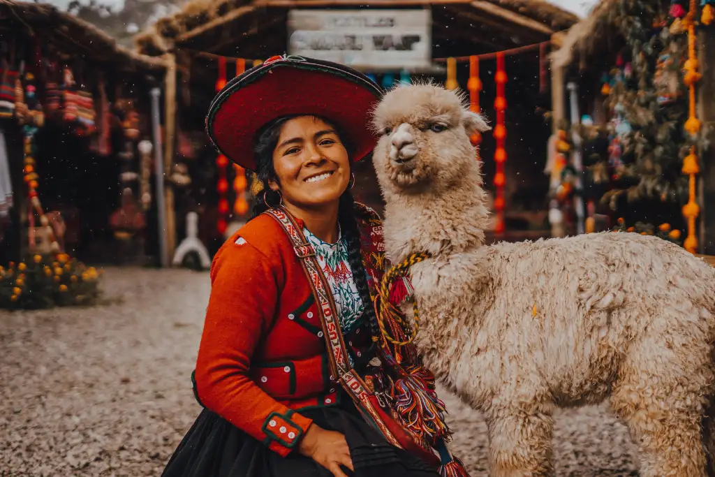 Mujer Indígena posando con una Llama en Cusco, Perú | Qué Onda