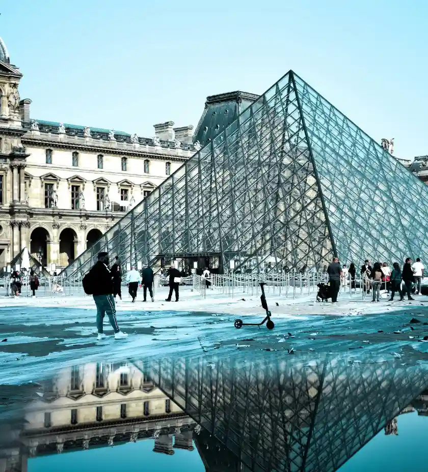 Fachada exterior del museo Louvre | París | Qué Onda