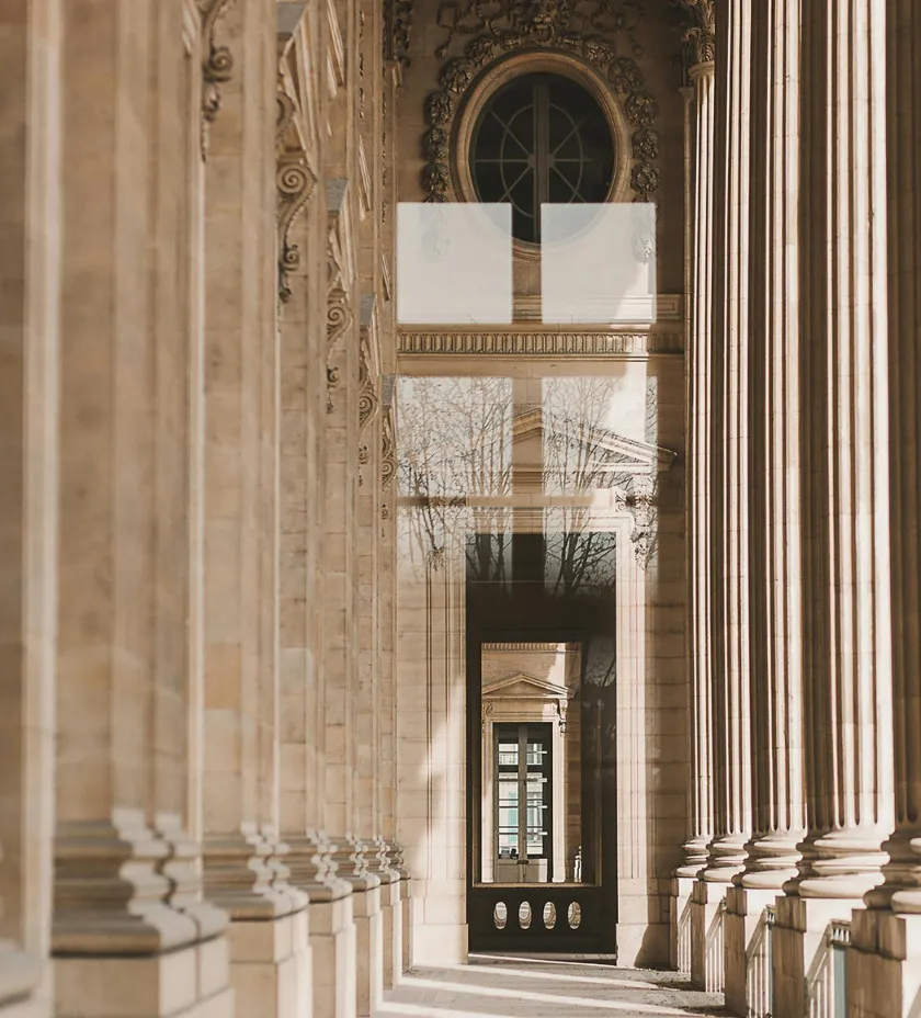 Fachada interior del museo Louvre | París | Qué Onda