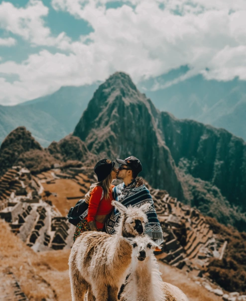 Pareja de turistas visitando a Machu Picchu | Qué Onda