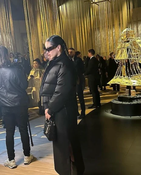 Rosalía en el desfile de Dior en París 2024 | llevo un outfit de falda recta y bomber oversized | Qué Onda