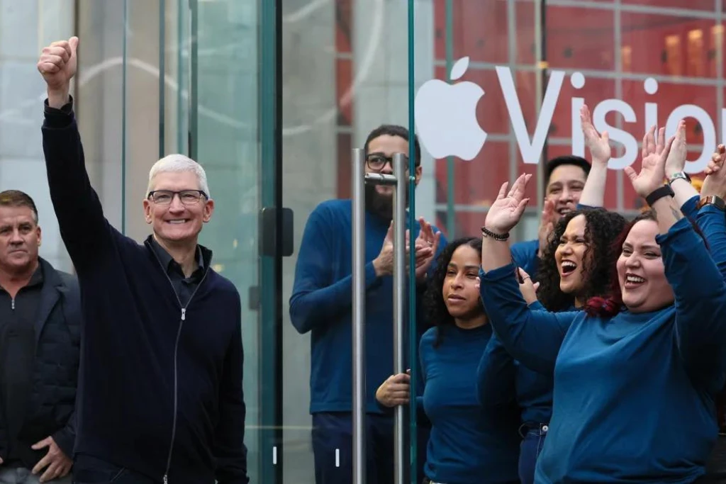  Tim Cook y empleados de Apple dan la bienvenida a compradores del Vision Pro en la tienda de Apple en Manhattan, Nueva York, el 2 de febrero de 2024 | Qué Onda