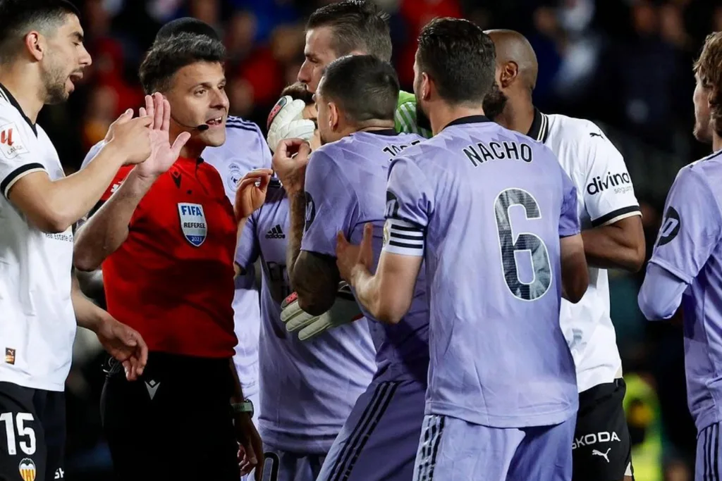 Real Madrid enfrenta controversia en el campo durante el partido contra Valencia | Que Onda