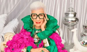 Iris Apfel modelando su coleccion de gafas para Zenni Zentennial | Qué Onda