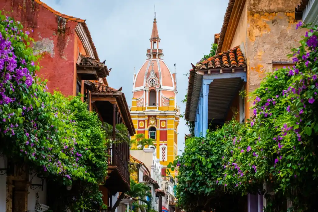 Calle colorida del casco antiguo de Cartagena de Indias| Qué Onda