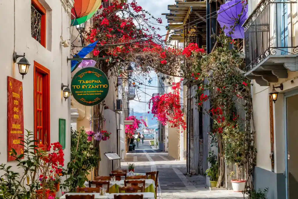 Calle pintoresca en Nafplio Grecia | Qué Onda
