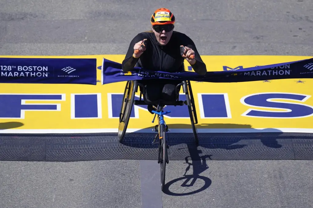 Maratón de Boston| Eden Rainbow-Cooper, de Gran Bretaña, rompe la cinta para ganar la división de silla de ruedas femenina 