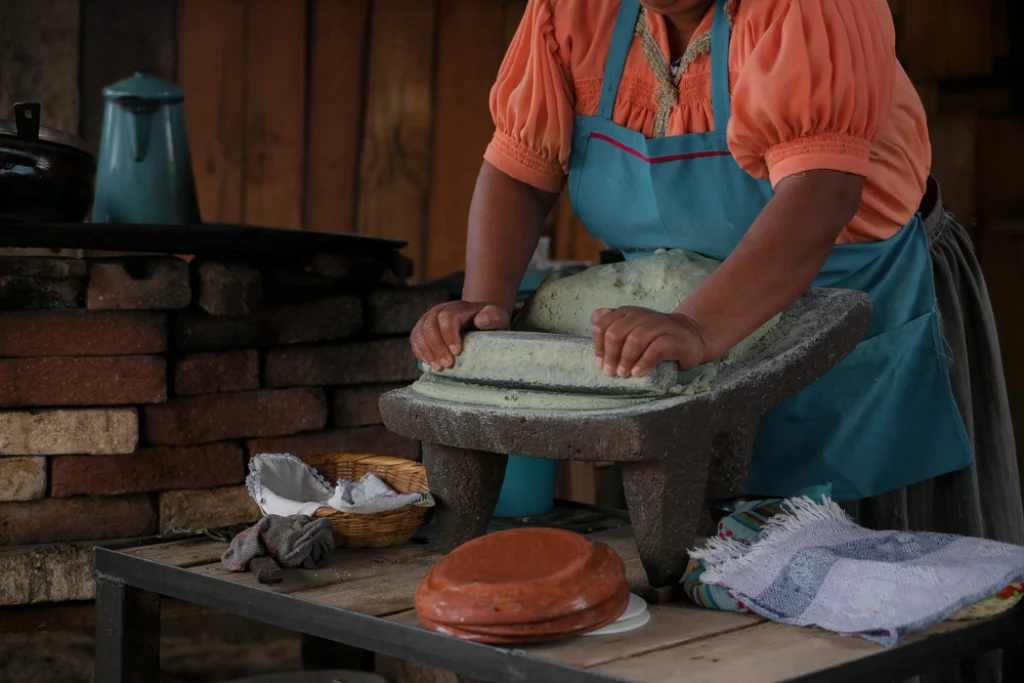 Haciendo tortillas a mano | Qué Onda
