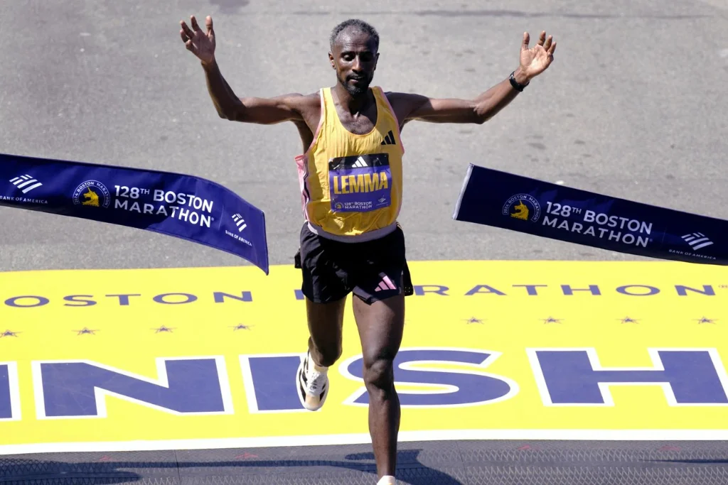 Maratón de Boston: Sisay Lemma, de Etiopía, llegando a la meta final.