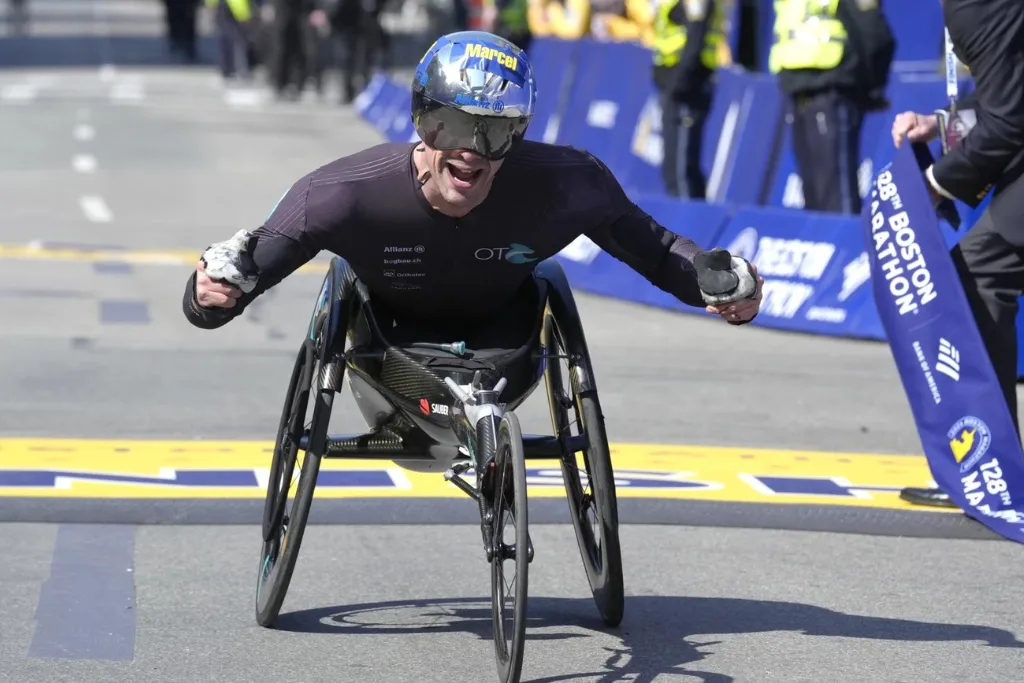 Maratón de Boston | Marcel Hug, de Suiza, celebra al ganar la división de silla de ruedas masculina | Qué Onda