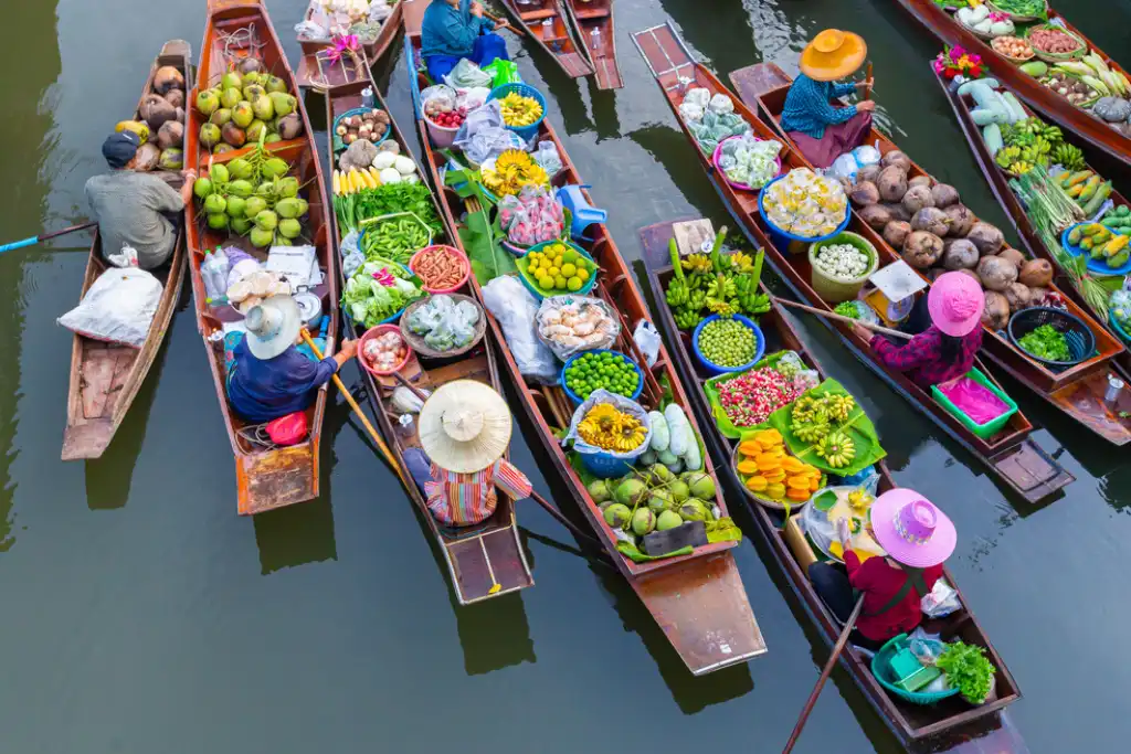 Mercado flotante tradicional y antiguo,Bangkok, Tailandia | Qué Onda
