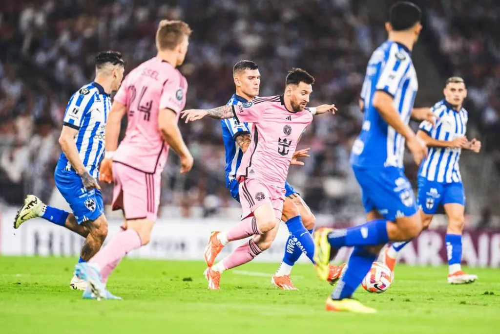 Messi lucha contra la defensa del Monterrey | Qué Onda
