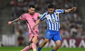 Monterrey Gerardo Arteaga y Lionel Messi de Inter Miami compitieron por el balón en el Estadio BBVA el 10 de abril de 2024 | Qué Onda