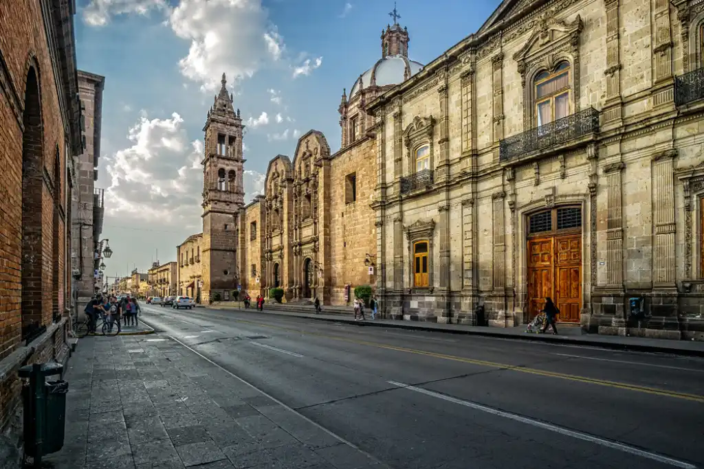 Morelia, Michoacán - Vista de los edificios antiguos a lo largo de la México 15, con el Templo de las Monjas al fondo | Qué Onda