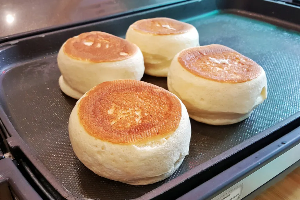Panquecas de soufflé japonesas cocinándose en un sartén plano | Qué Onda