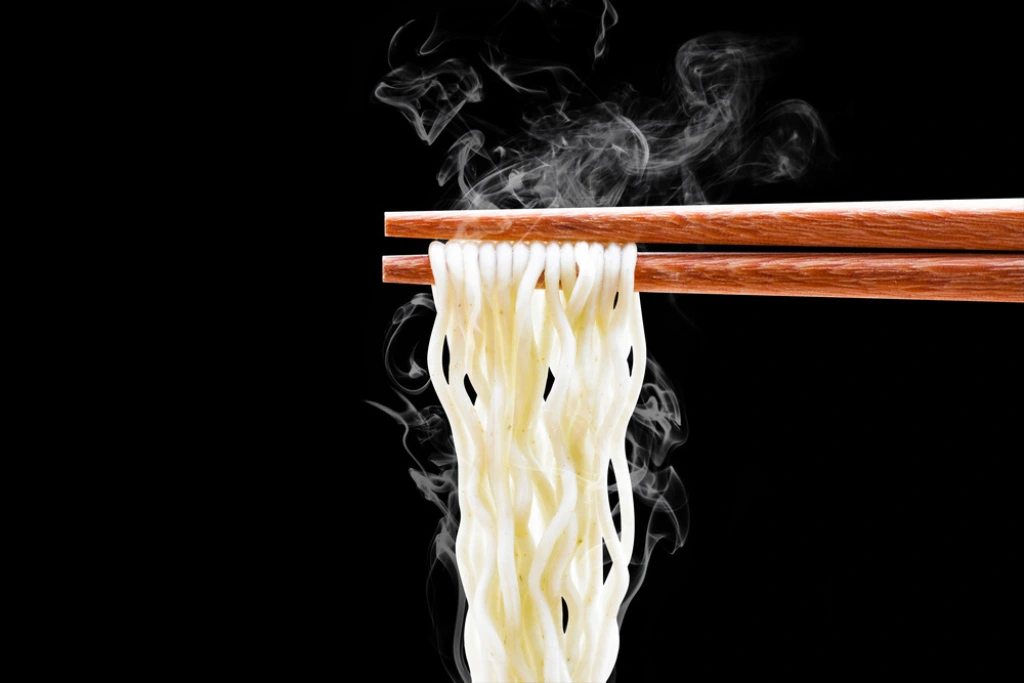 Ramen en chopsticks | Qué Onda