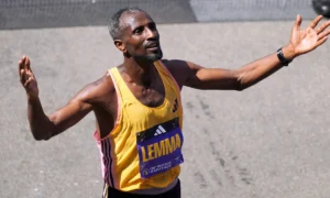 Maratón de Boston: Sisay Lemma, de Etiopía, reacciona después de ganar la carrera | Qué Onda