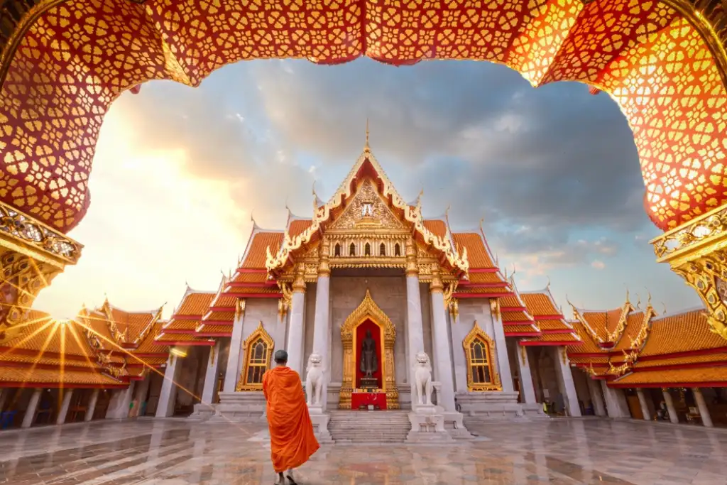 Templo de mármol blanco Wat Benchamabophit en la ciudad de Bangkok | Qué Onda