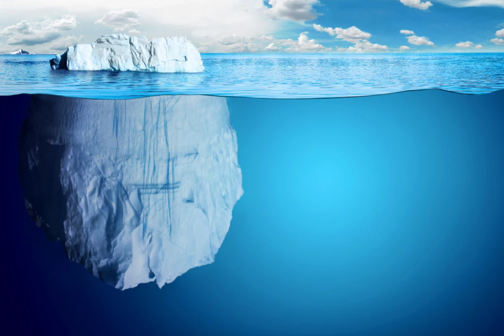 Vista submarina de un iceberg con un mar transparente y hermoso | Qué Onda