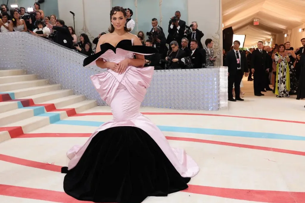 Ashley Graham vistió un vestido sirena escultural de Harris Reed con hombros y caderas exageradas, un guiño a la alta costura clásica de Chanel | Qué Onda