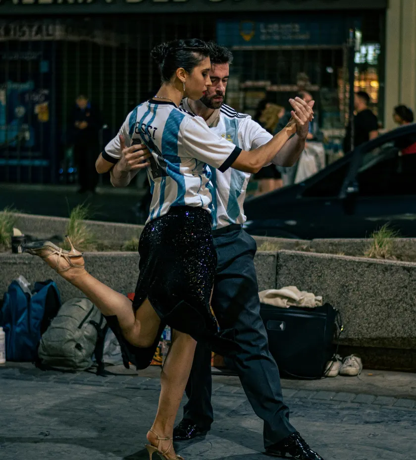 Pareja bailando Tango en las calles de Buenos Aires, Argentina | Qué Onda