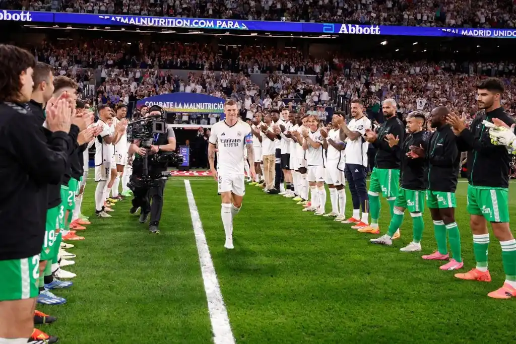 Toni Kroos es honrado durante el juego del Real Madrid vs. Real Betis | Qué Onda