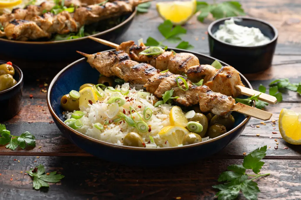 Kebabs de Pollo al Limón servido con arroz | Qué Onda