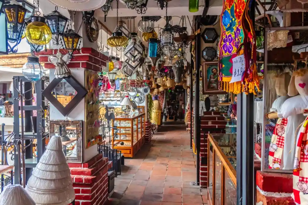 Mercado de artesanias en Valle de Bravo | Qué Onda