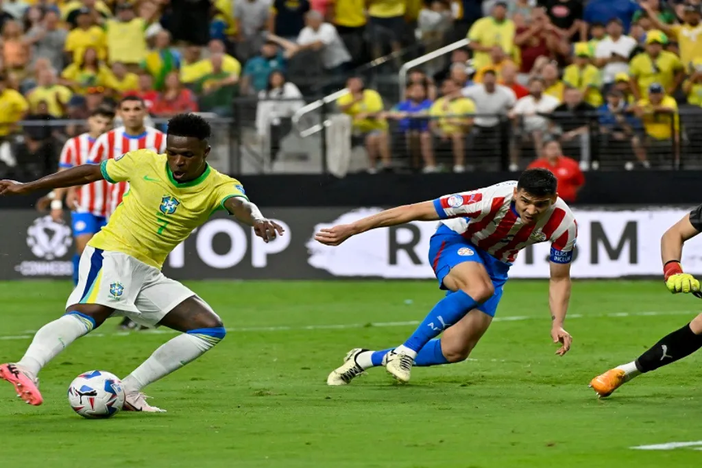 Vinicius Jr. lidera a Brasil a la victoria anotando 2 goles contra Paraguay | Qué Onda