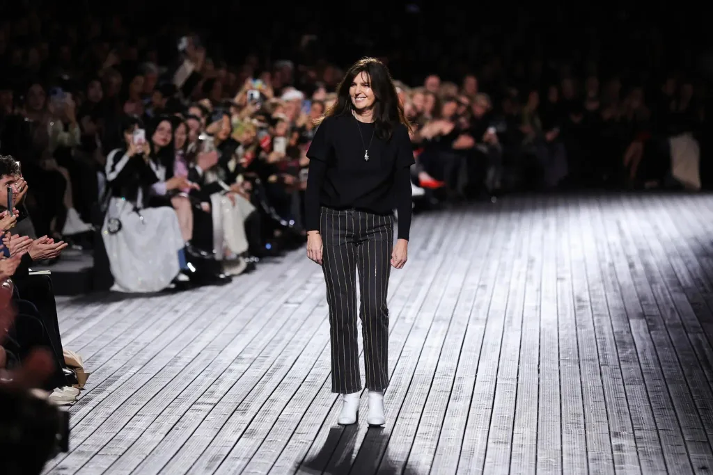 Virginie Viard en marzo tras presentar su colección de moda femenina otoño 2024 para Chanel en París | Qué Onda
