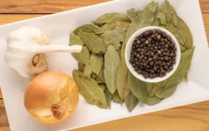 Ajo y laurel para atraer dinero y prosperidad.