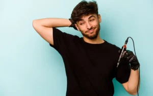 Tatuajes LED: innovación con riesgos y beneficios.