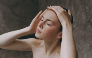 Evita estos errores al lavar el pelo de noche | Qué Onda |