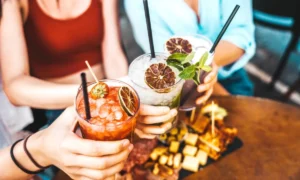10 Cócteles Festivos de todo el Mundo para Celebrar | Qué Onda