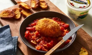 Burrata Frita con Salsa de Tomate Rostizado | Qué Onda