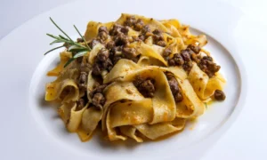 Pappardelle con Boloñesa Blanca | Receta | Qué Onda