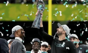 Philadelphia Eagles, Nick Sirianni, levanta el Trofeo Vince Lombardi junto al mariscal de campo Jalen Hurts tras vencer a los Kansas City Chiefs en el Super Bowl 59 de la NFL, el domingo 9 de febrero | Qué Onda