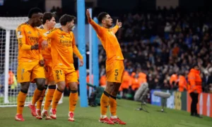 Real Madrid Kylian Mbappé celebrando con la afición tras anotar un gol | Qué Onda