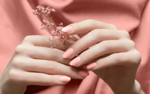 Usa una base protectora para evitar que el esmalte manche tus uñas color rosa